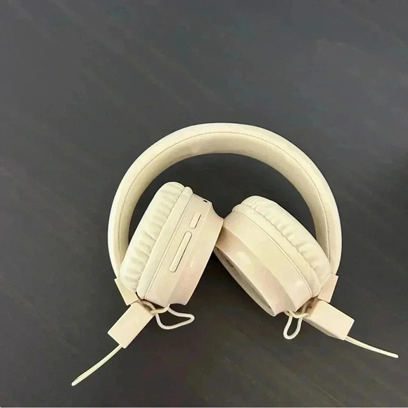 LSTN Sound Co. x Jilly Box: Bardot Wireless Headphone - Picture 7 of 9